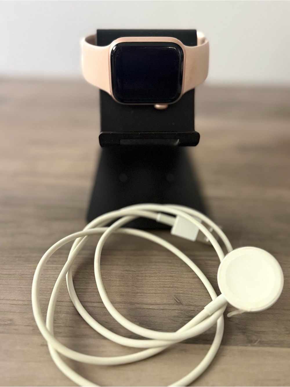 Apple  watch series 4 - 40 mm - Pink Silicone Smartwatch with White Charger